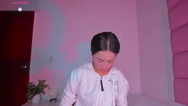 Private little-Emma on StripChat