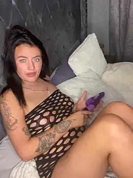 LolaRaee — Flash boobs 