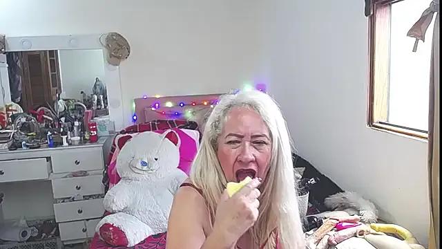 Freechat lucy_belle_bm on StripChat