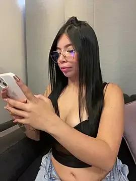 Maddy_Piink — show ass +Spank ass