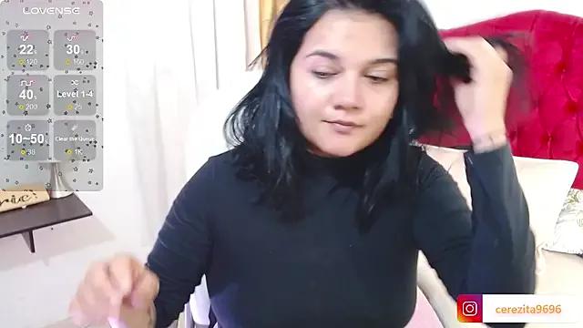 mia_traveluxe — show tits sexy