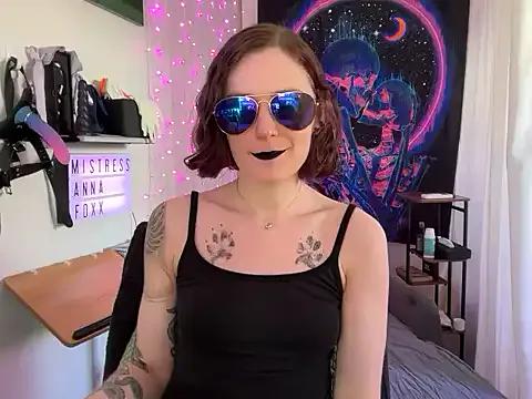 mistressannafoxx — oil and play with tits