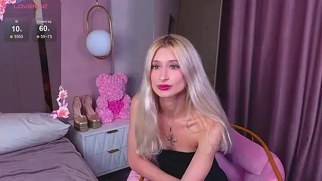 Monica_Leen — Suck finger