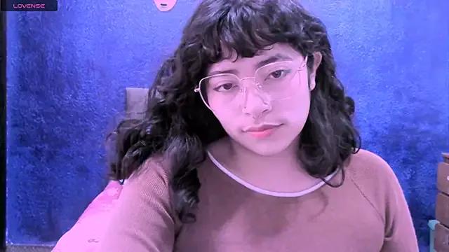 NinaYellow on StripChat 