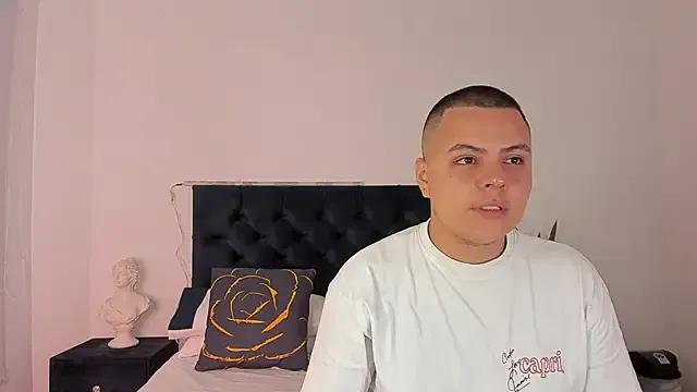Freechat NoahLux on StripChat