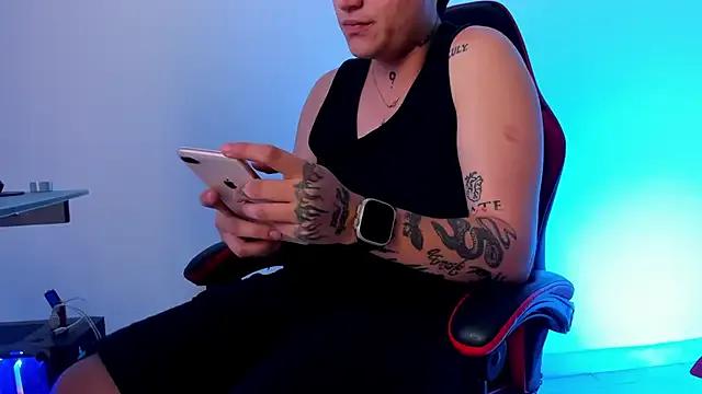 PeytonBox — show naked