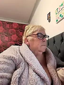 Playful_MILF_Demi — Flash my boobs