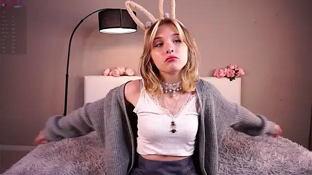 RaeleneVescio — Tease with collarbones