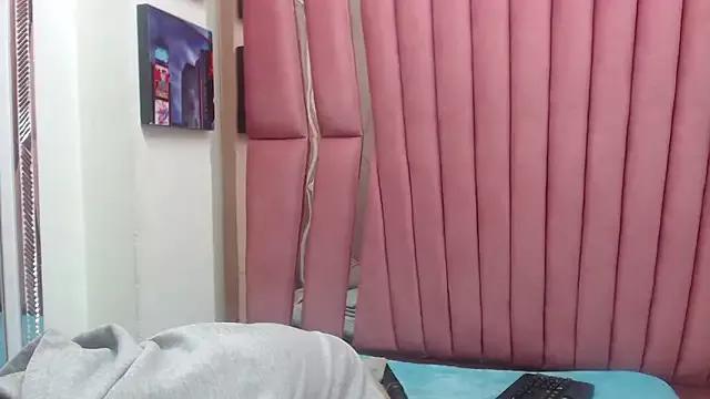 Sarah_Hornny on StripChat 