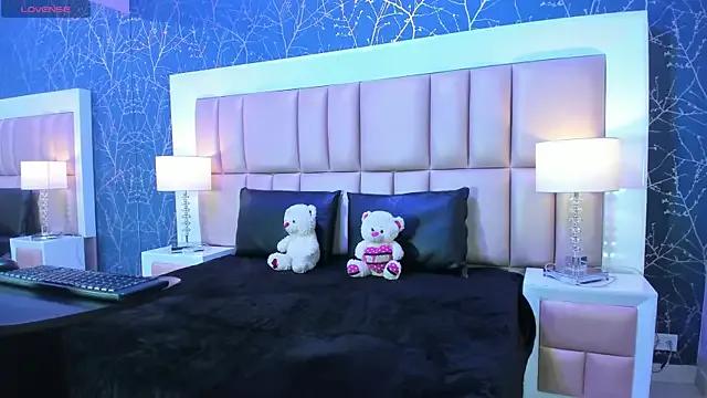 SaraPons — Rub clit (no panty on) 