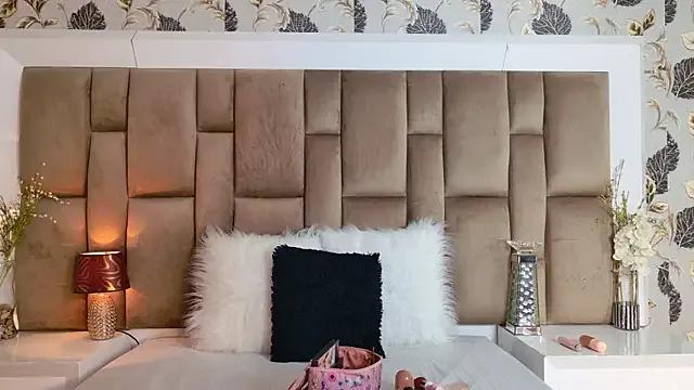 SerenaStone — my pussy needs atention! rub my clit