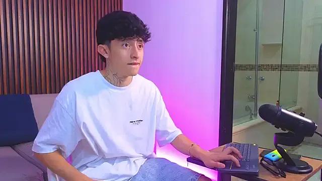 Freechat troy_rouge on StripChat