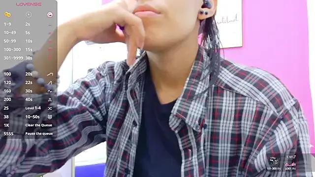 Freechat yourcuteneighbourr on StripChat